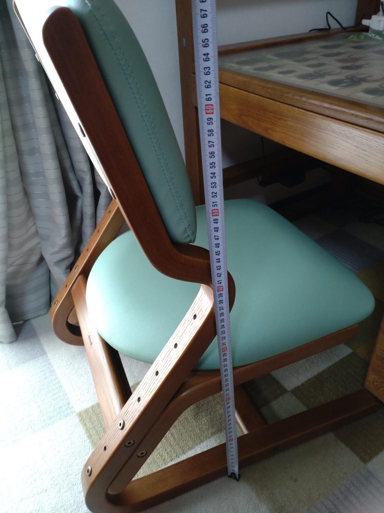 可変性のある椅子。写真の椅子は30cmの高さ