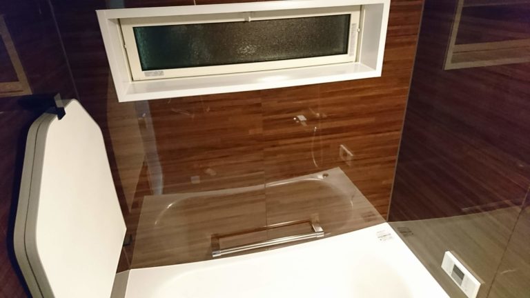 開け閉めの頻度が低い窓の例1(滑り出し窓)
