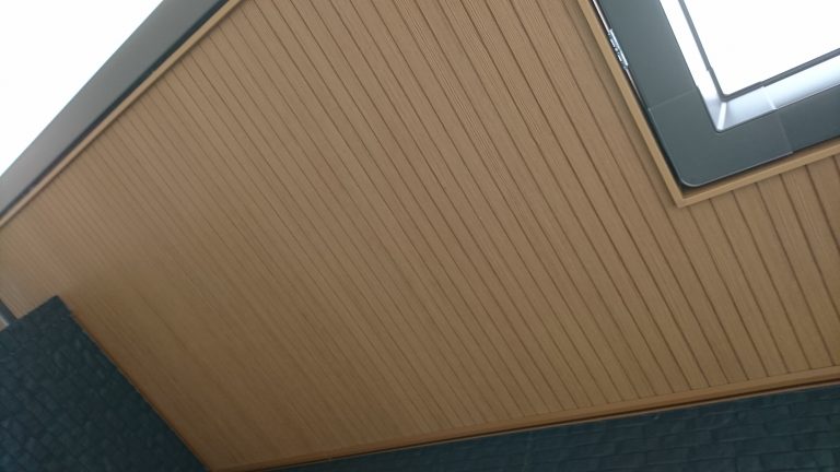 木質感の例:びび宅の軒裏